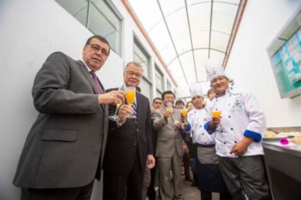 EMBAJADOR DE JAPÓN Y GOBERNADOR REGIONAL DEL CALLAO VISITARON EL INSTITUTO DE EDUCACIÓN SUPERIOR SIMÓN BOLÍVARImagen del título: 