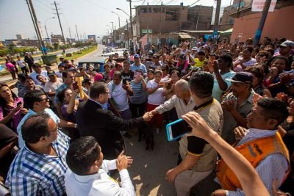 GOBERNADOR REGIONAL RECORRE CALLES DE VENTANILLA Y PACHACUTECImagen del título: 