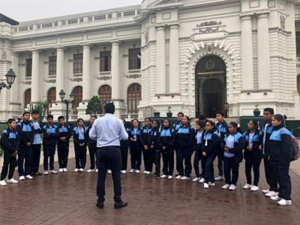 ESTUDIANTES DE LA ESCUELA DE TALENTOS DEL CALLAO VISITAN CONGRESO DE LA REPÚBLICA DEL PERÚImagen del título: 