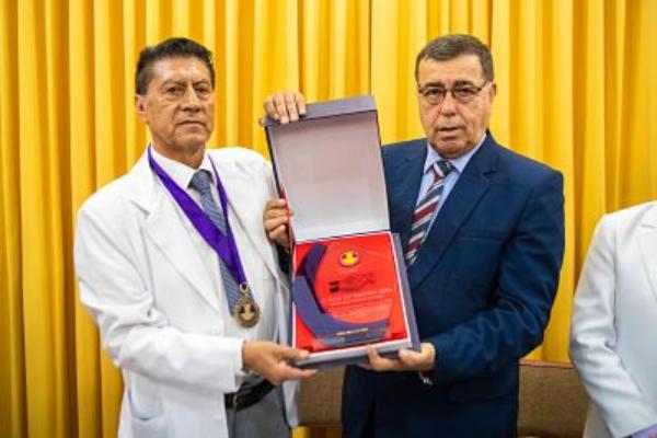 COLEGIO MÉDICO DEL PERÚ RECONOCE LABOR DE GOBERNADOR MANDRIOTTI COMO PROMOTOR DEL DEPORTEImagen del título: 