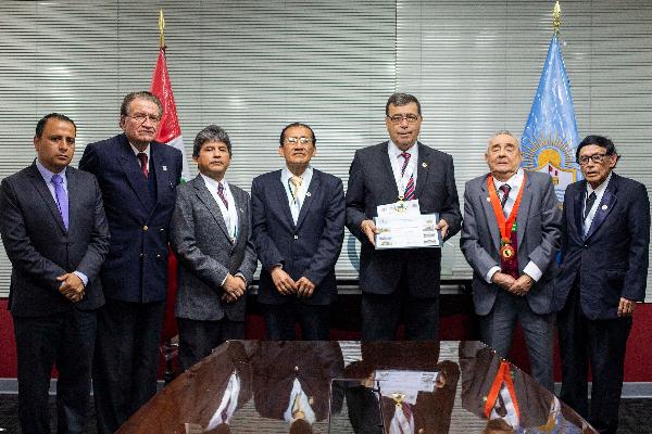 GOBERNADOR REGIONAL FUE DISTINGUIDO POR PRENSATURImagen del título: 