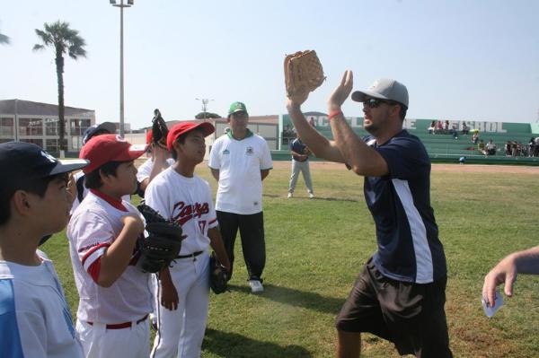 JUGADORES DE LAS GRANDES LIGAS AMERICANAS DE BEISBOL DICTAN CLASES EN LA VILLA DEPORTIVA REGIONALImagen del título: 