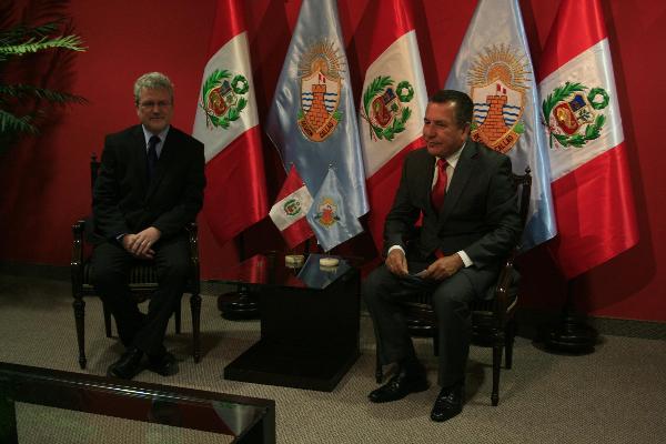 CONDECORAN A SENADOR DE LA REPÚBLICA CHECA CON LA «GUARNICIÓN CHALACA» EN EL GRADO DE GRAN CRUZImagen del título: 