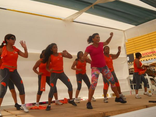 MILES DE MUJERES CHALACAS SE EJERCITARON EN EL PRIMER AEROTHON REGIONALImagen del título: 