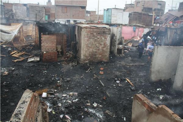 VORAZ INCENDIO REDUCE A CENIZAS 18 VIVIENDAS EN EL CALLAOImagen del título: 