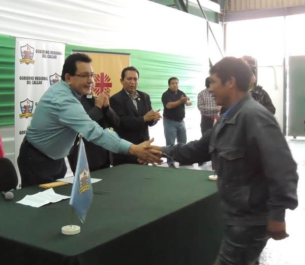 GOBIERNO REGIONAL DEL CALLAO ENTREGA BONO SOCIAL DE RECONSTRUCCIÓN A DAMNIFICADOS POR INCENDIOImagen del título: 