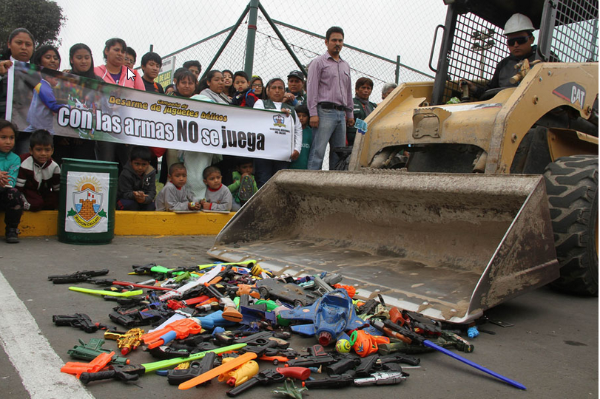 NIÑOS INTERCAMBIAN JUGUETES BÉLICOS POR JUEGOS EDUCATIVOSImagen del título: 