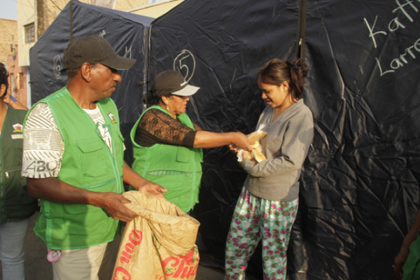 GOBIERNO REGIONAL DEL CALLAO ENTREGO ALIMENTOS CARPAS Y COLCHONES A LAS 29 FAMILIAS DAMNIFICADAS POR INCENDIO EN EL CALLAOImagen del título: 