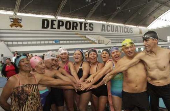 CIENTOS DE ADULTOS MAYORES Y PERSONAS CON HABILIDADES DIFERENTES INICIAN CLASES DE NATACIÓN DE INVIERNO EN LA VILLA DEPORTIVA DE LA REGIÓN CALLAOImagen del título: 