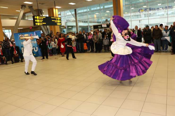 REGIÓN CALLAO RECIBE A RITMO DE GUITARRÁ Y CAJÓN A TURISTAS EN EL AEROPUERTO JORGE CHÁVEZImagen del título: 
