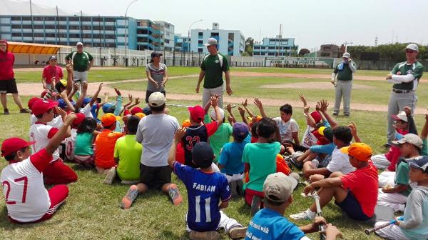 GRANDES EX JUGADORES DE LAS LIGAS PROFESIONALES DE EEUU, DAN CLASES A LOS NIÑOS EN LA VILLA DEPORTIVA REGIONAL DEL CALLAOImagen del título: 