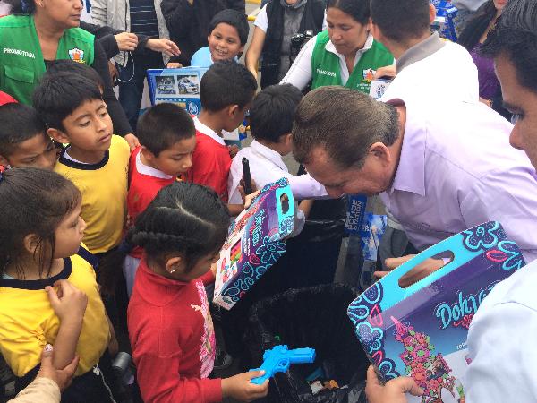 NIÑOS INTERCAMBIAN JUGUETES BÉLICOS POR JUEGOS EDUCATIVOS EN EL CALLAO