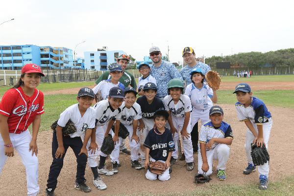 BEISBOLISTAS INTERNACIONALES COMPARTEN EXPERIENCIAS CON NIÑOS Y JÓVENES CHALACOS EN LA VILLA DEPORTIVA DEL CALLAO