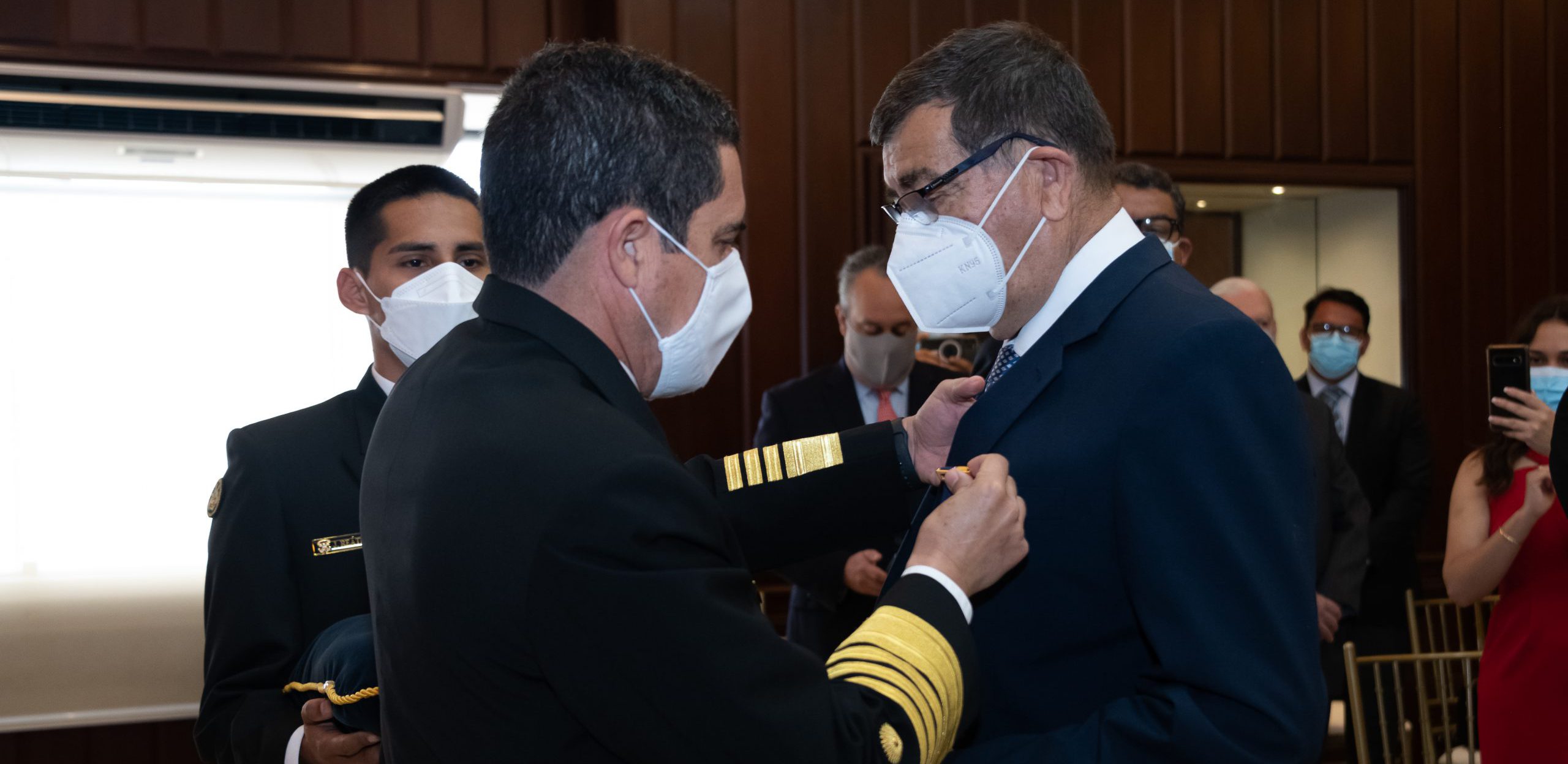 MARINA DE GUERRA DEL PERÚ CONDECORA CON MEDALLA NAVAL AL MÉRITO A GOBERNADOR REGIONAL DEL CALLAOImagen del título: 
